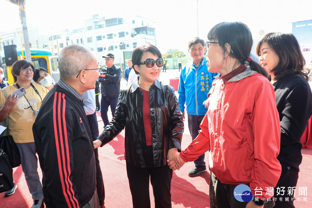台中市民許景堂與李碧虹伉儷為紀念已故愛子許良宇先生,出資超過1.2億元於東勢區興建「許良宇圖書館」,並捐贈予市府。