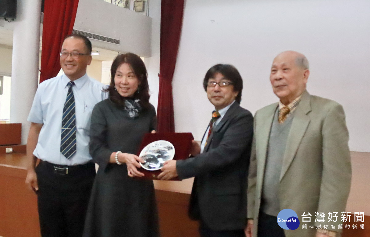 五育董事長林幸宜贈加藤校長紀念品。(記者扶小萍攝)