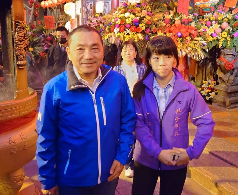 侯友宜(左)20日表示,無論藍白合結果如何,都尊重民眾黨總統參選人柯文哲決定。中央社