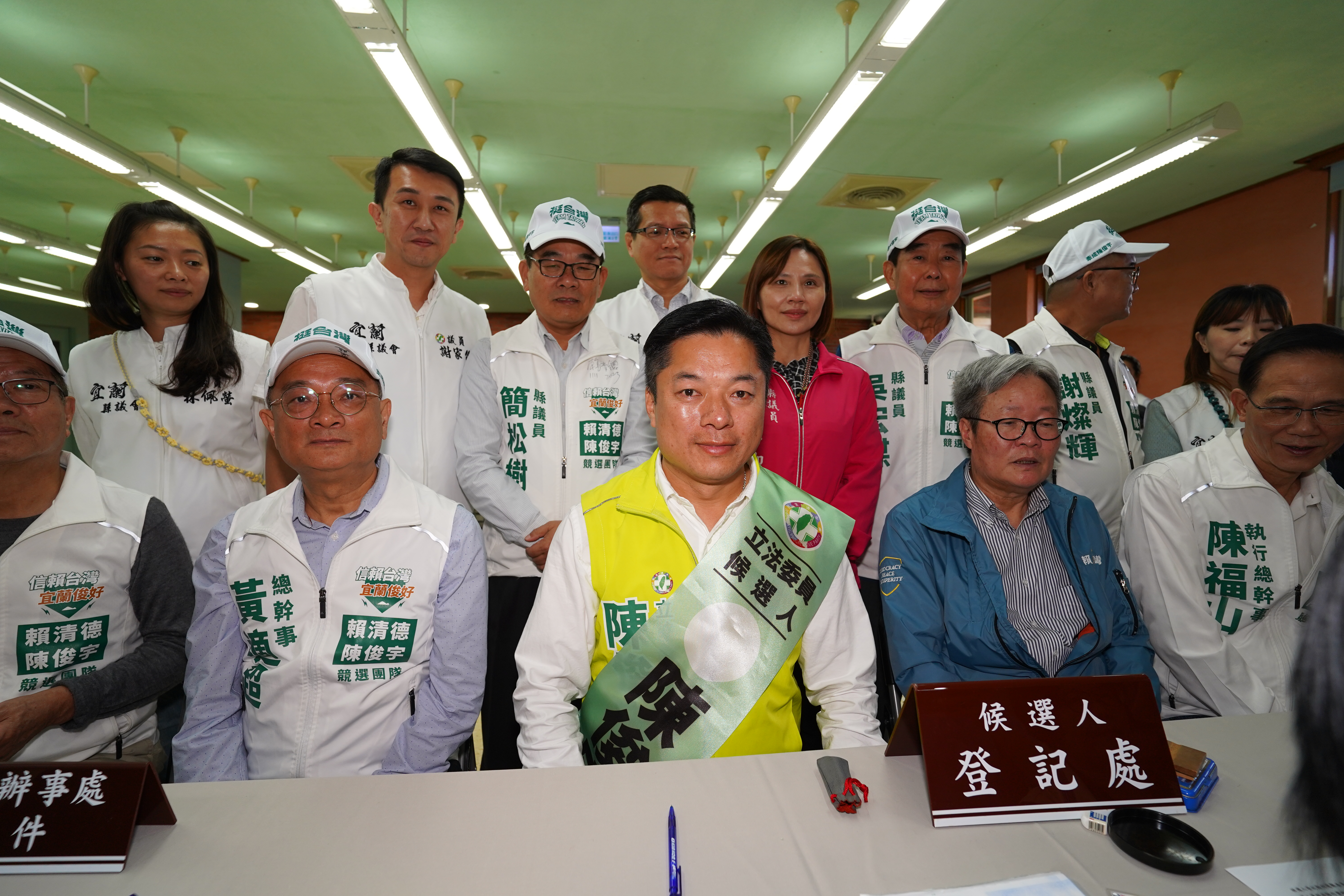 民進黨提名宜蘭區域立委候選人陳俊宇20日在競總副主委陳金德等人陪同下前往宜蘭縣選委會完成參選登記。林泊志攝