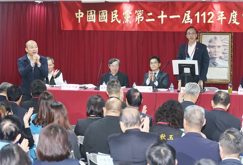 國民黨19舉行日中央委員會全體會議,通過韓國瑜(後左)列不分區立委名單第一。中央社