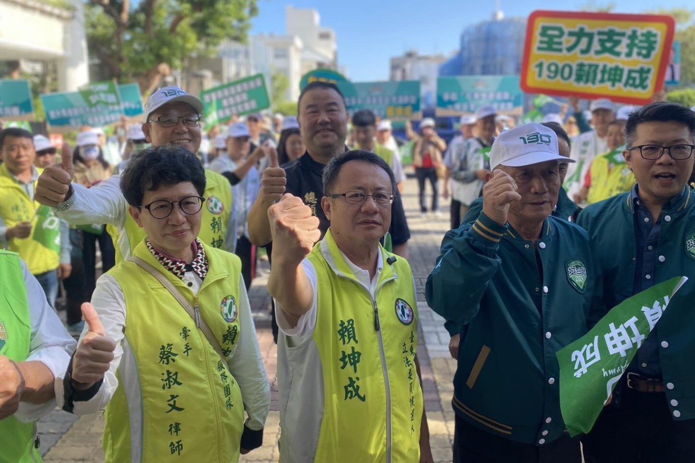 民進黨台東區域立委候選人賴坤成在200名支持者力挺下,前往登記參選。賴坤成競總提供