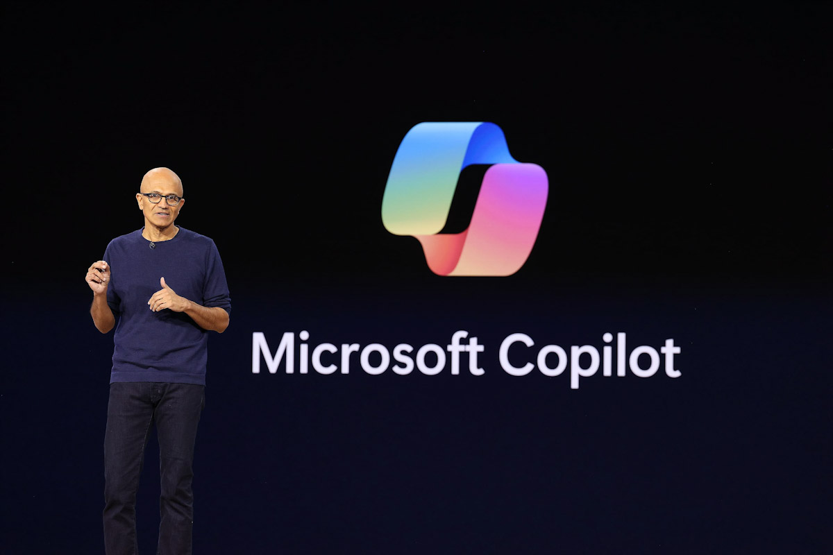 【新聞圖片一】微軟董事長兼執行長 Satya Nadella 於 Microsoft Ignite 2023 大會上宣布多項更新。 Edited