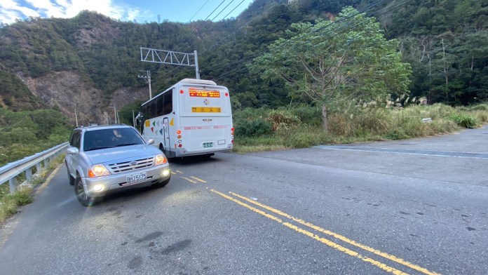 865巴士復駛中橫便道梨山 遊客賞楓採果超便利。記者爆料網
