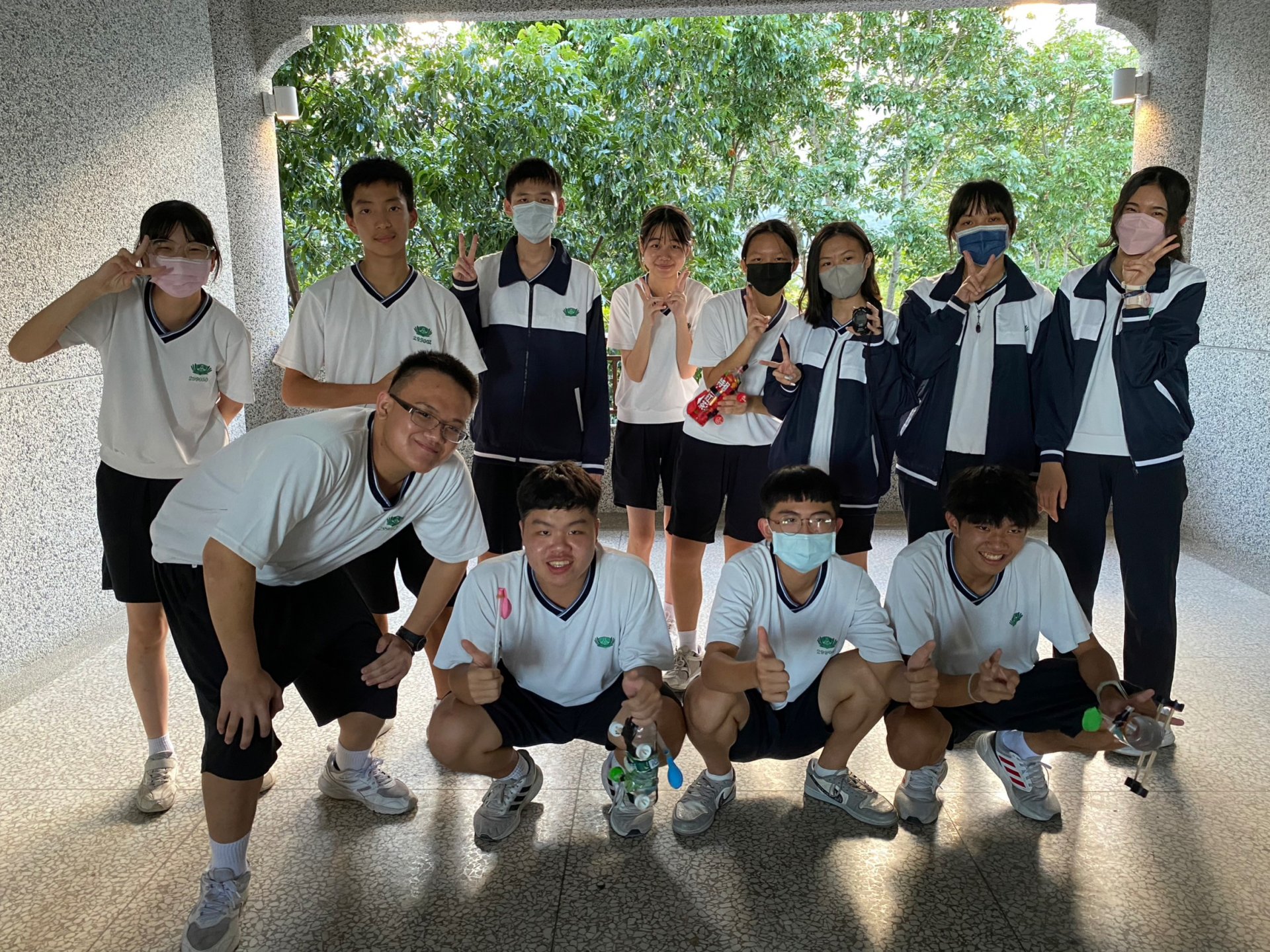 慈大附中學生分組進行氣球車比賽，圖為前三名獲獎組別