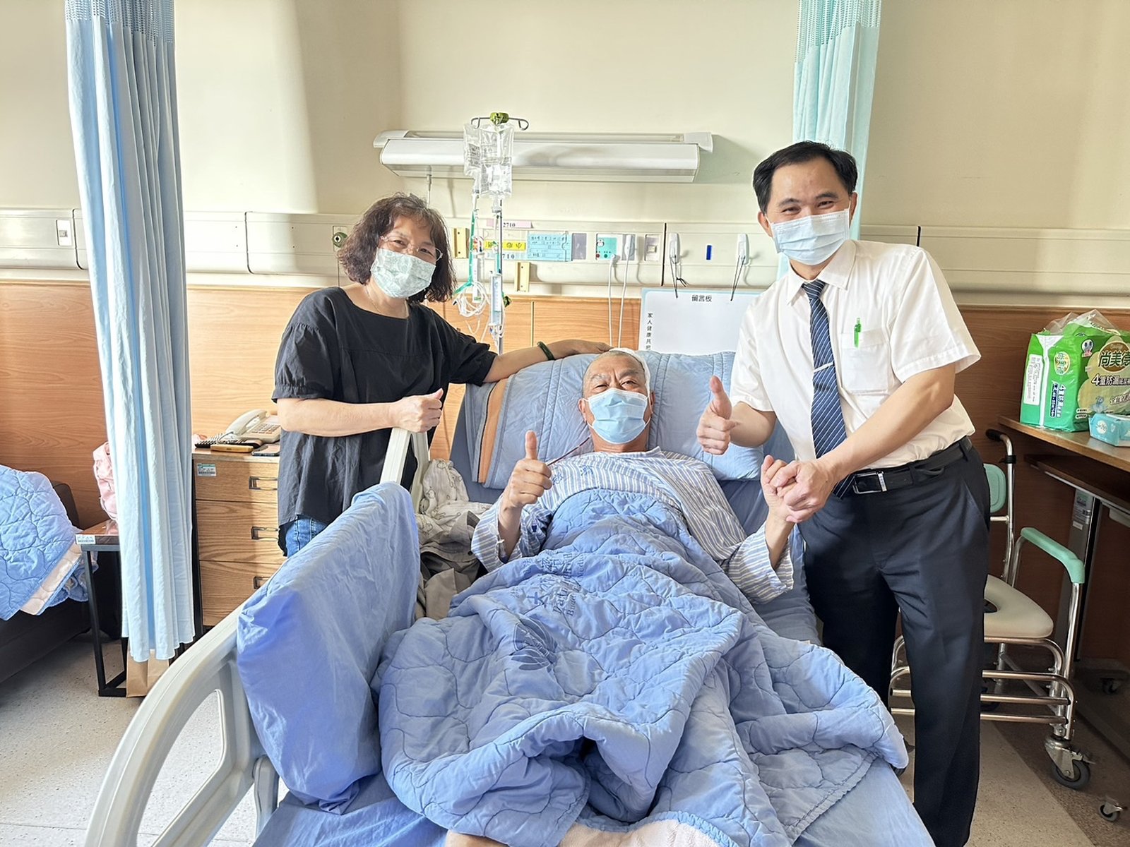 斗六慈濟醫院簡瑞騰院長(右)特別至病房探視住院中的陳先生