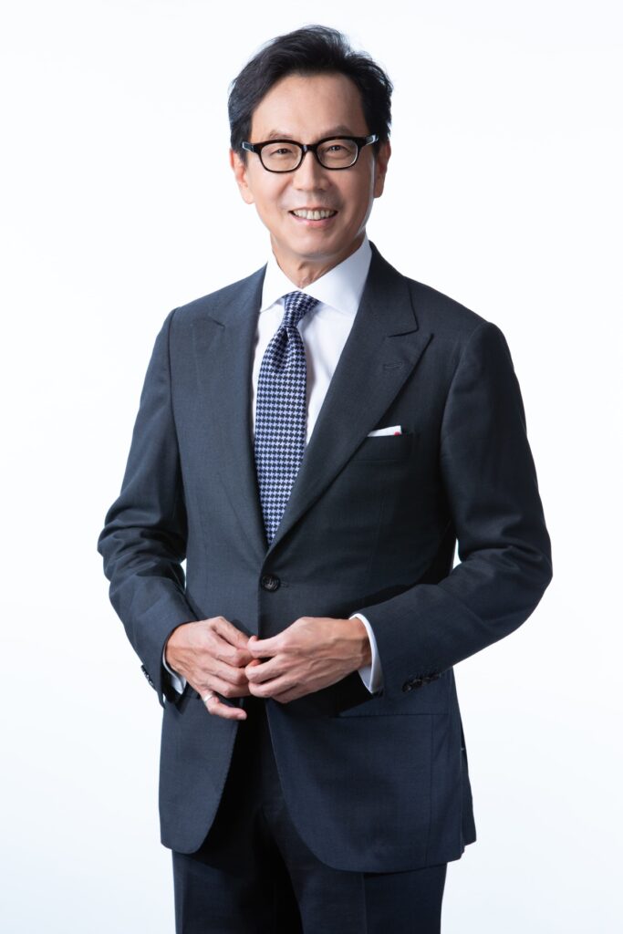 富邦集團董事長蔡明忠獲頒東海大學名譽博士學位,長期以來他秉持其父親蔡萬才總裁「取之於社會,用之於社會」精神,長期關心教育、幫助弱勢、回饋社會。(東海大學提供)