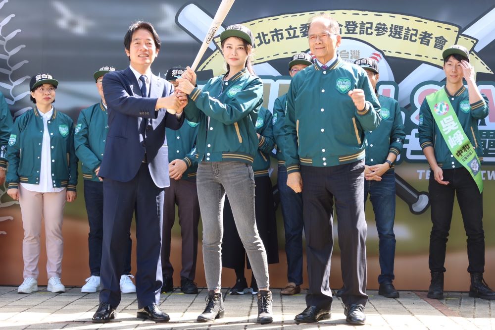 《圖說》民進黨總統候選人賴清德為新北市立委候選人戴上挺台灣棒球帽,授予棒球棒,盼新北明星隊一起「一加十二全壘打」。〈賴清德新北競選總部提供〉