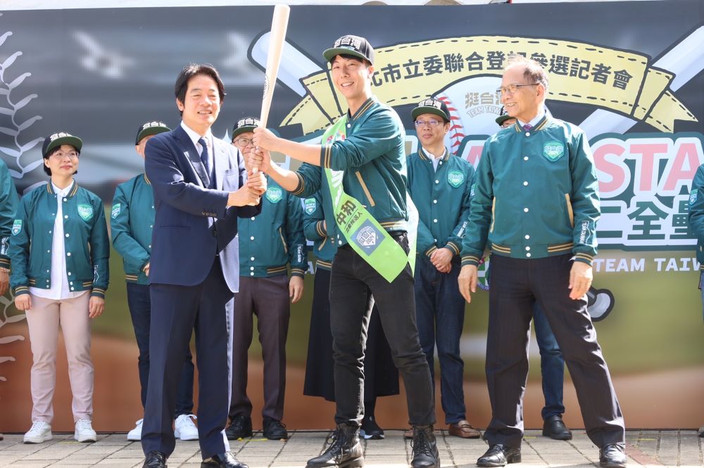 《圖說》民進黨總統候選人賴清德為新北市立委候選人戴上挺台灣棒球帽,授予棒球棒二。〈賴清德新北競選總部提供〉