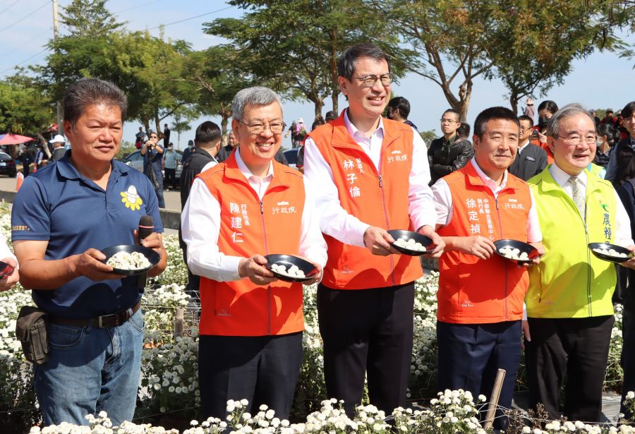 陳建仁參訪興華高中社區共讀站　銅鑼杭菊產業並與長輩共餐