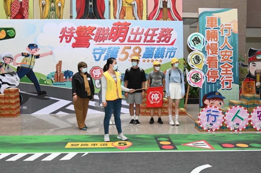 寒冬送暖 嘉市家長協會 贈泡麵慰勞警局執勤護童同仁