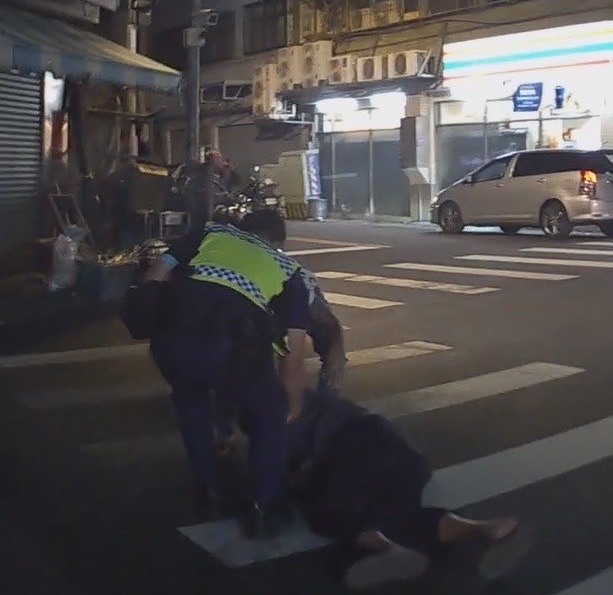 一男子意識不清倒臥立仁路馬路正中央，且嘗試叫喚、拍打均無反應。（圖/記者江雁武翻攝）