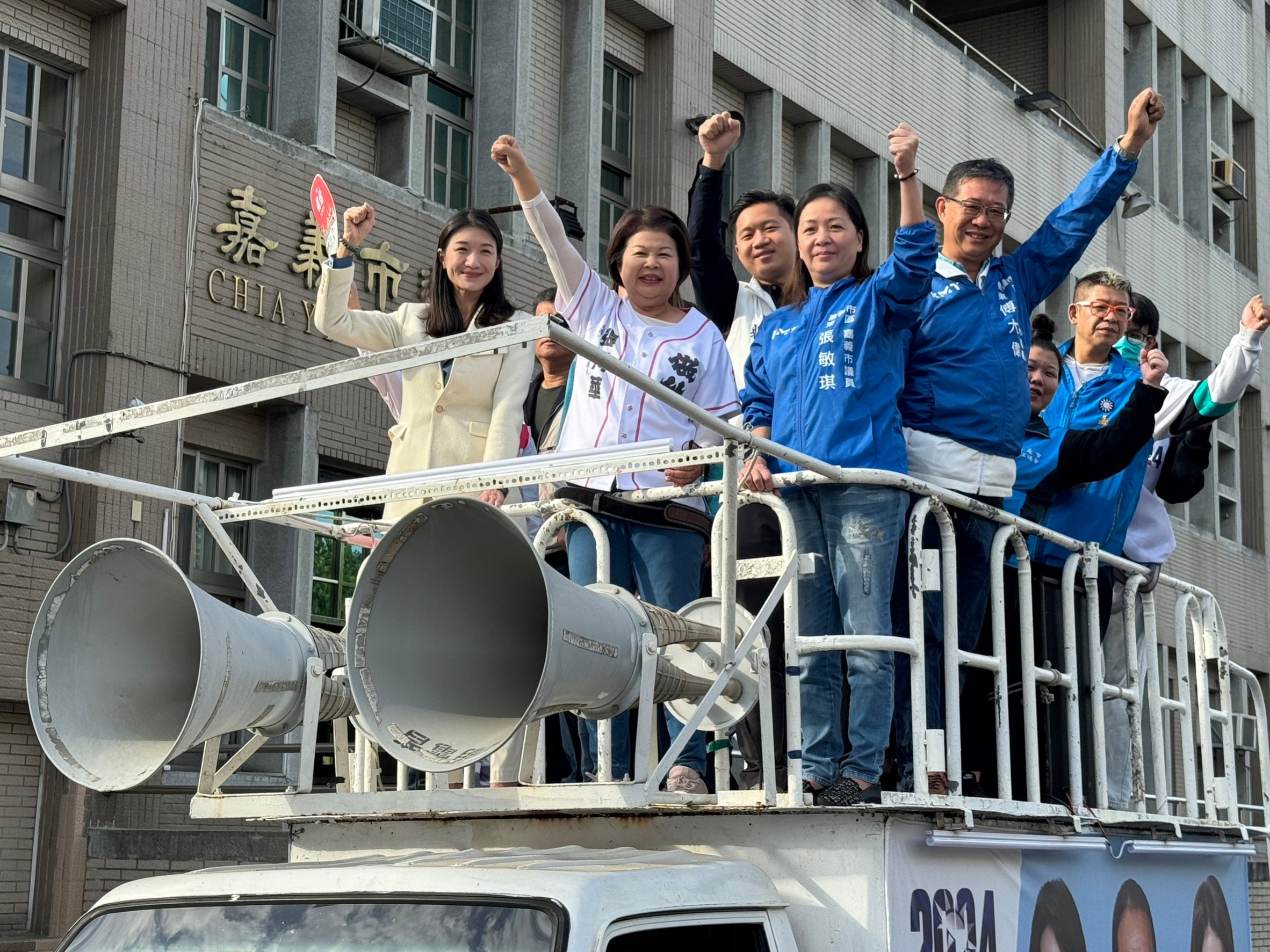 完成登記成為嘉義市立委候選人的張秀華身著棒球衣象徵用不放棄KANO精神。(記者劉治強攝)
