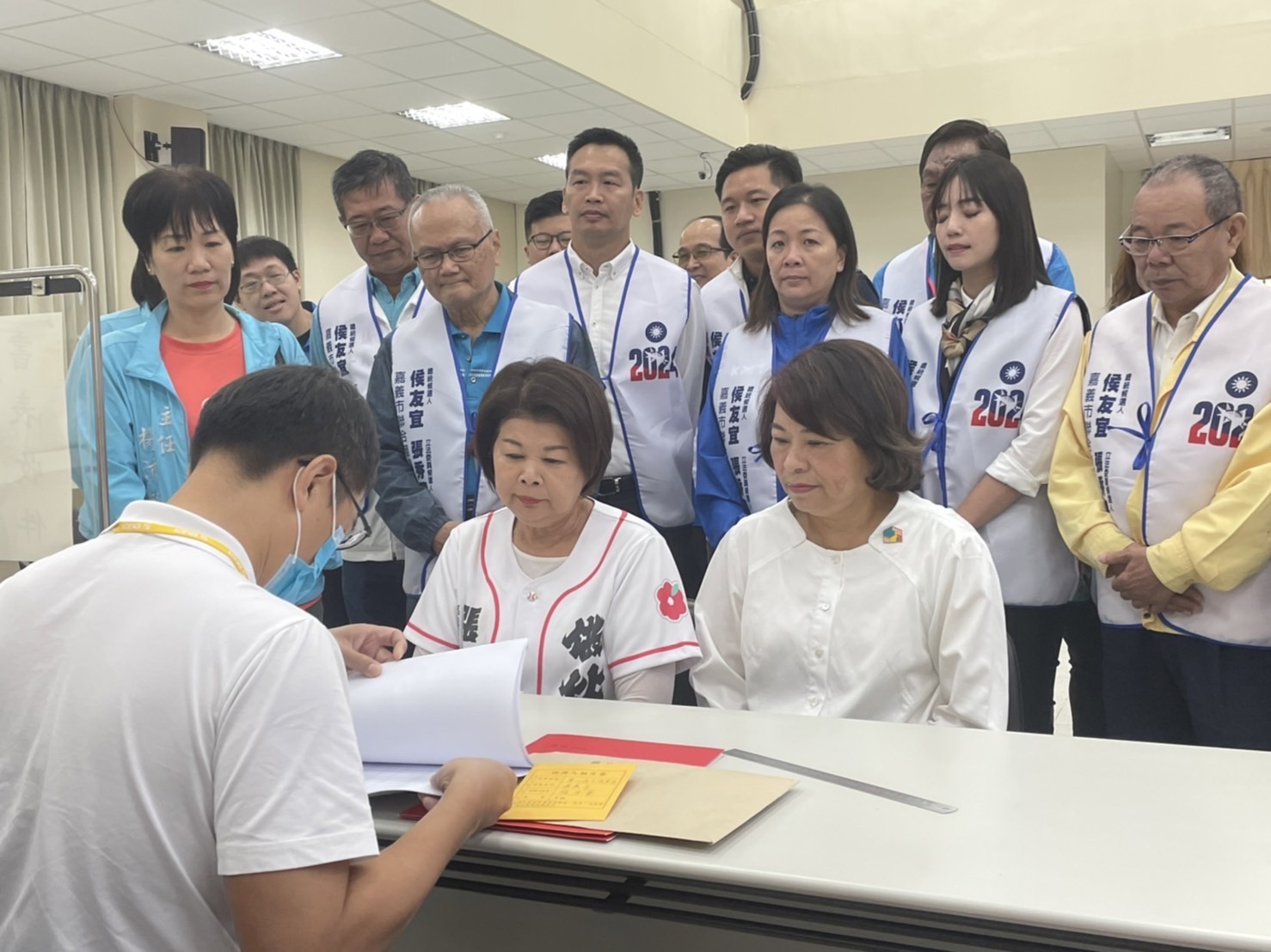 國民黨徵召立委參選人張秀華由市長黃敏惠陪同完成登記。(記者劉治強攝)