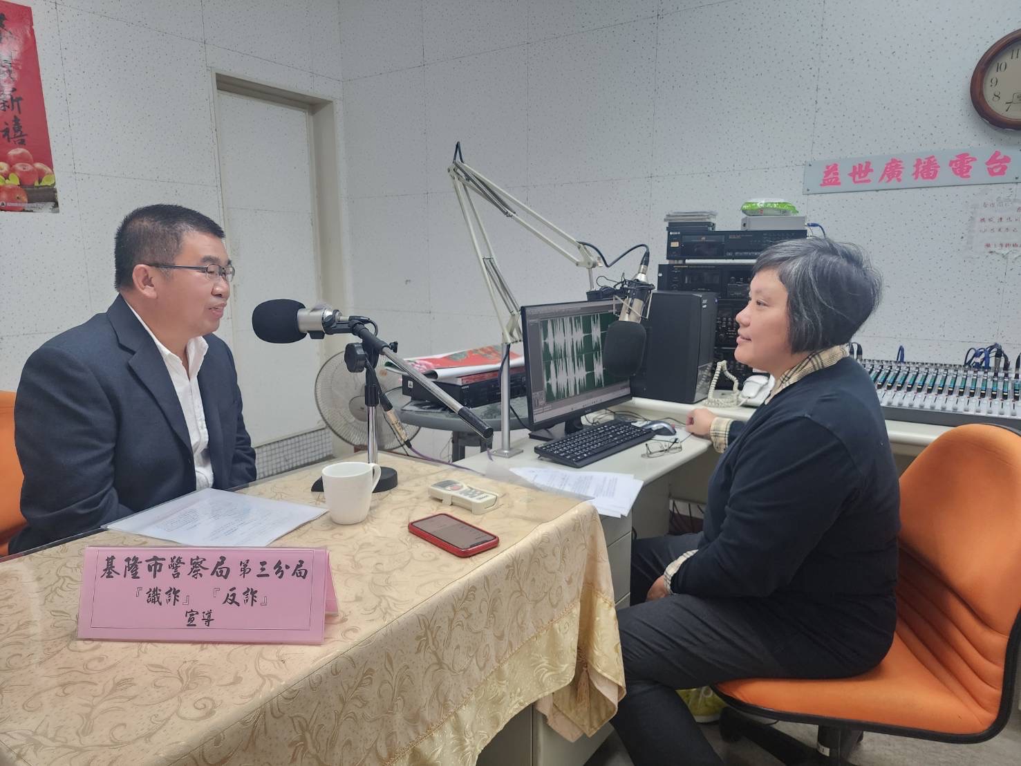 「益世最前線」節目受訪過程。(記者薛秀蓮翻攝)