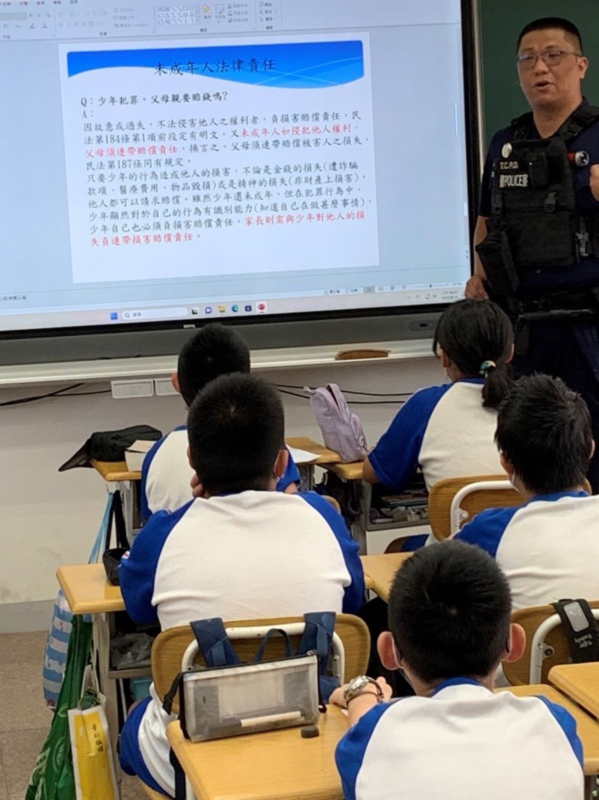 員警至潭美國小入班進行反詐宣導。(記者薛秀蓮翻攝)