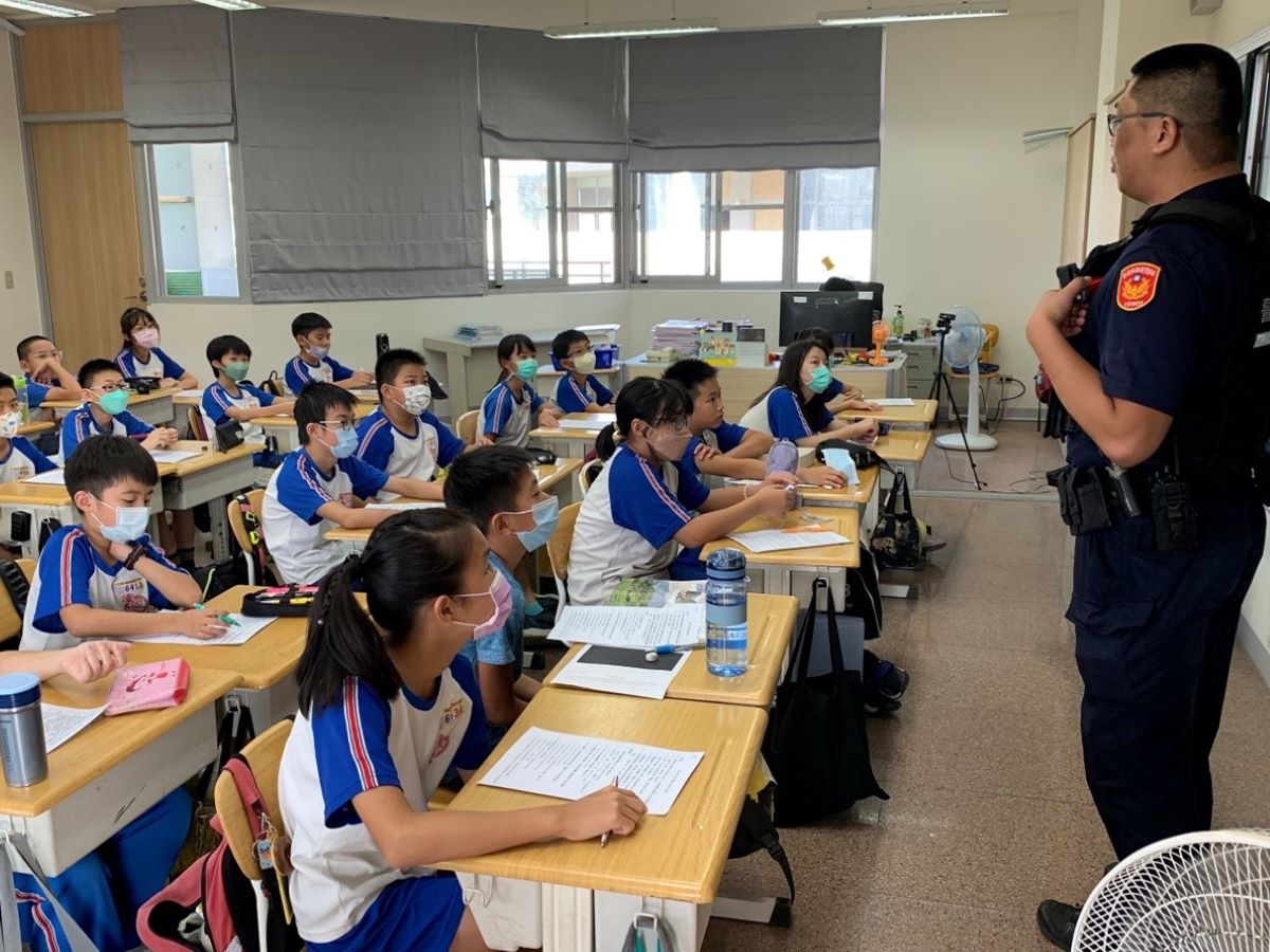 員警至潭美國小入班進行反詐宣導。(記者薛秀蓮翻攝)
