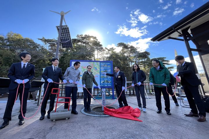 宮城縣代表、新北市政府觀旅局及台灣千里步道協會,共同為立於日本奧松島步道的淡蘭金字碑石柱揭牌。 圖:新北市政府觀光旅遊局/提供