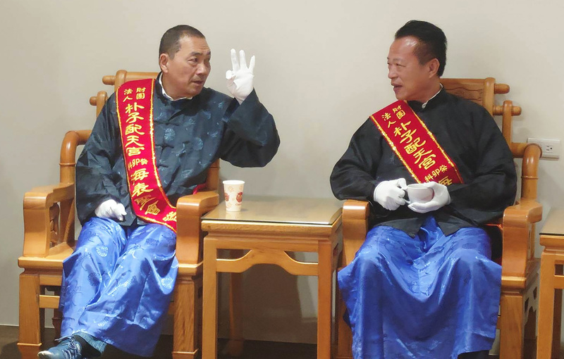 侯友宜(左)20日參加嘉義縣朴子配天宮「海表聖會」遶境活動,祭祀開始前與嘉義縣長翁章梁(右)話家常。中央社