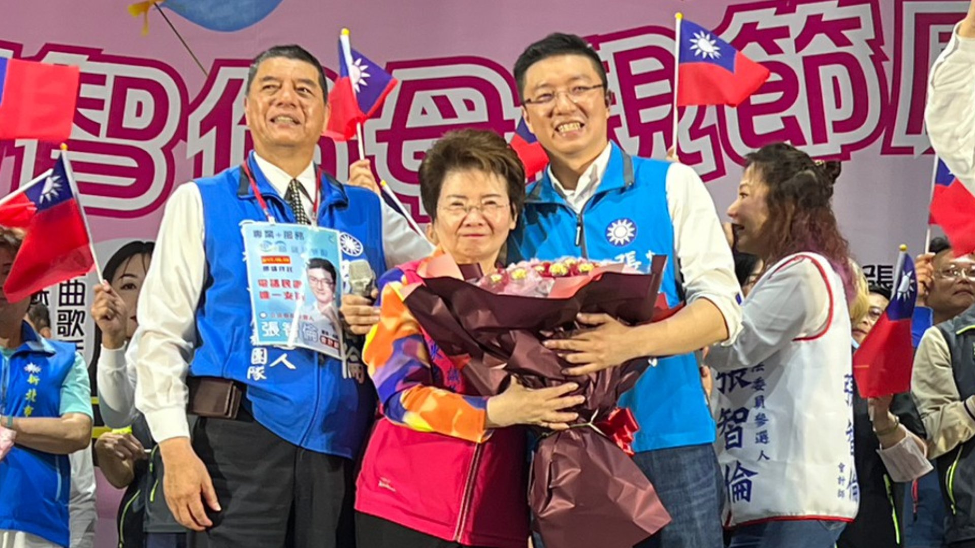 張智倫(右)是政二代,父親張慶忠(左)是前立委、母親是新北市議員陳錦錠(中)。翻攝張智倫臉書