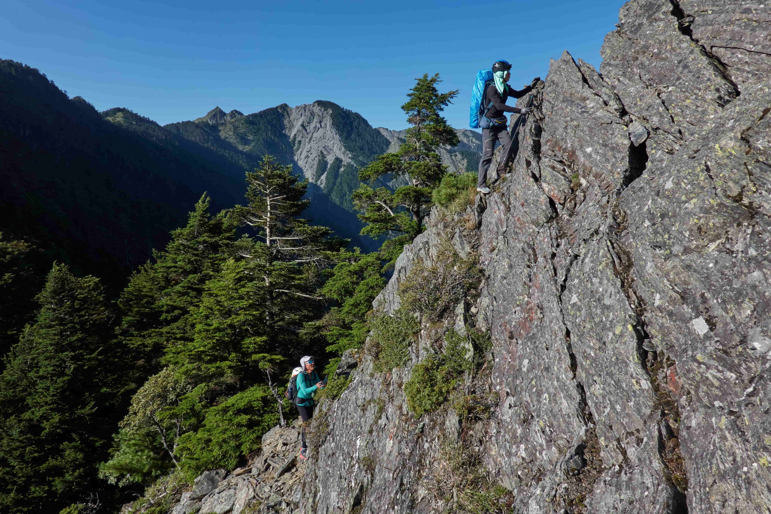 《赤心巔峰》古明政(下)和周青(上)奔走於陡峭山脊/活水文化事業有限公司 提供