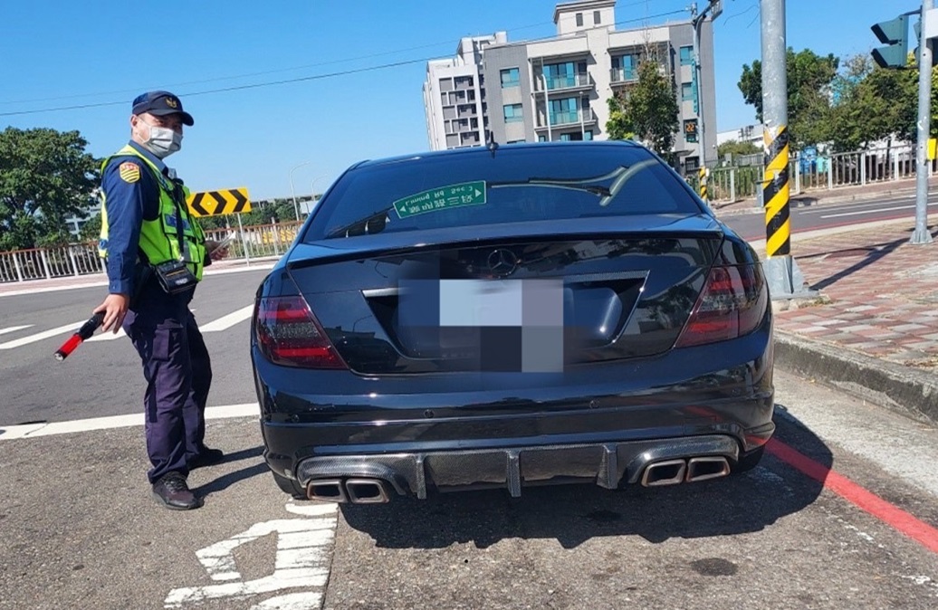 ▲圖說：中市交警大隊警員攔下高噪音行駛車輛，當場蒐證錄影上傳『行政院環境部噪音車檢舉網站』 （圖／台中市政府提供）