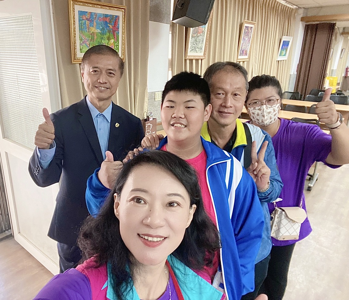 漾新聞|將美濃阿嬤與客家花布結合做畫 大仁國中校慶推鍾偉仁「阿嬤的新衣裳」個展
