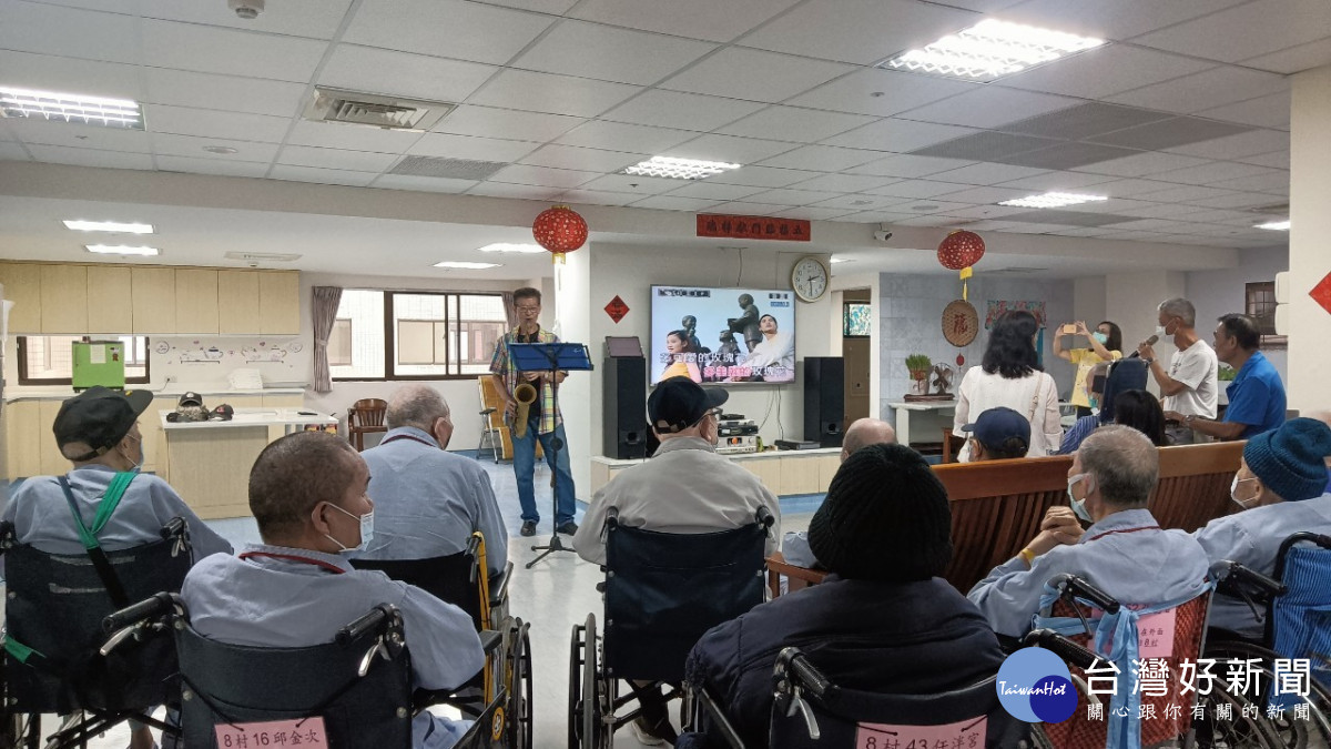 張志範處長演奏榮民伯伯伴唱