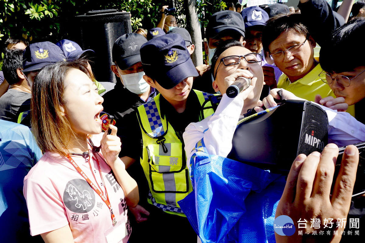新黨立委候選人游智彬偕同無黨立委候選人馬治薇現場「叫陣」,大罵「不要臉」 。