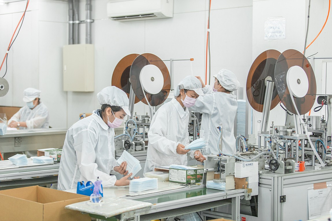 口罩工廠員工正進行口罩生產作業。（圖／資料照片，圖源：總統府Flickr）