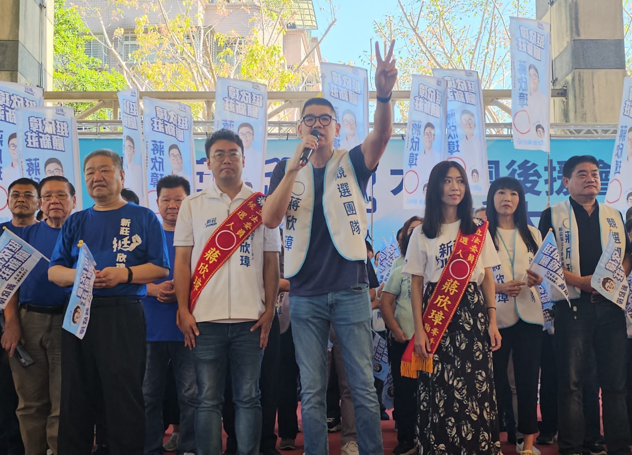 國民黨副主席連勝文(高舉左手者)今陪同立委參選人蔣欣璋(前排左2)登記參選,圖為連勝文過去為蔣欣璋站台。翻攝連勝文臉書
