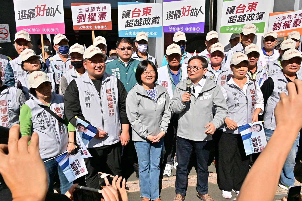 立委劉櫂豪在宣布退出民進黨後,今天赴選委會以無黨籍身分登記參選立委。競辦提供