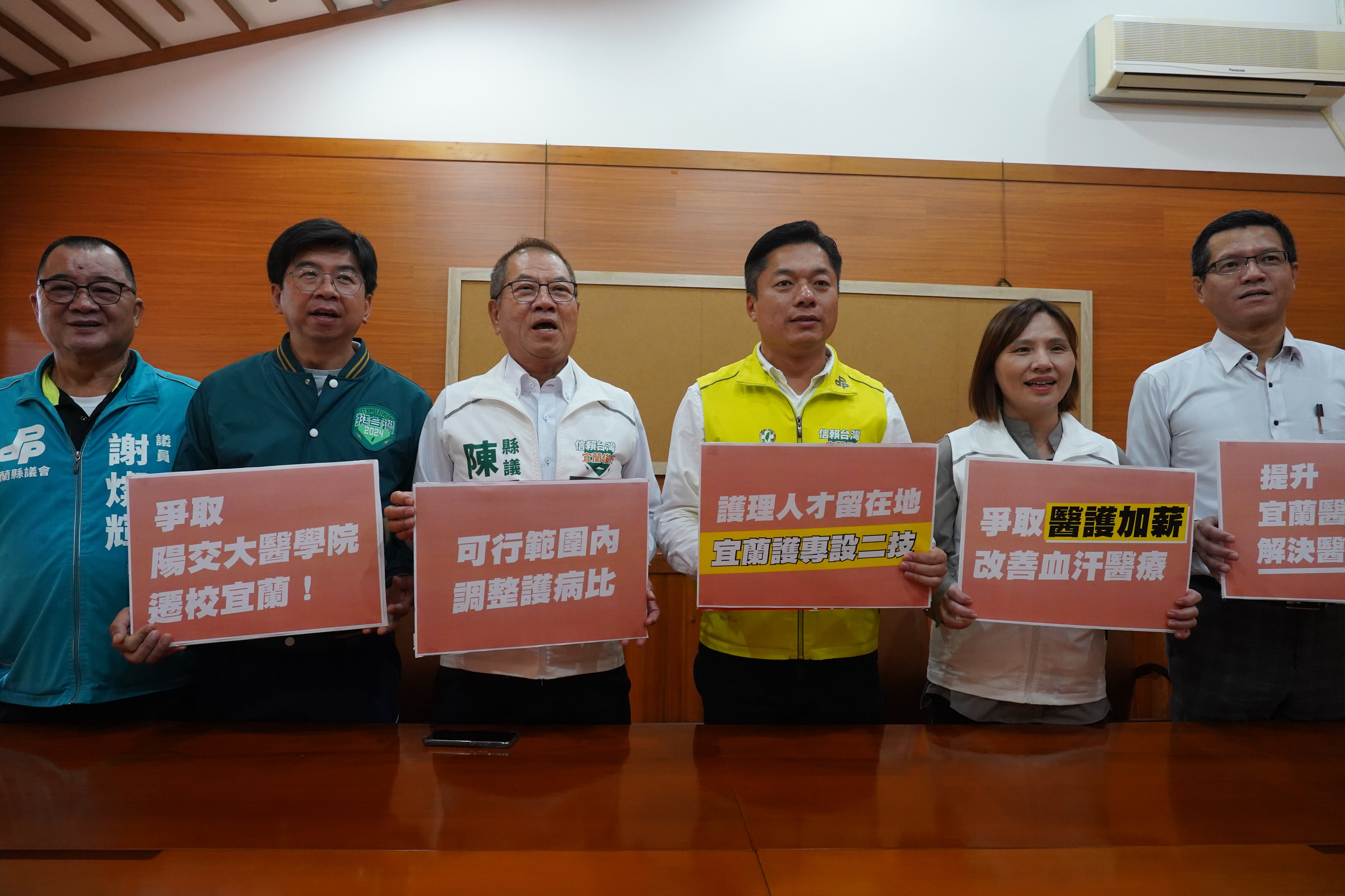 民進黨宜蘭立委候選人陳俊宇拋陽明交通大學醫學院遷校議題,及縣內2所護專增設2技讓醫護人才得以留在宜蘭。林泊志攝
