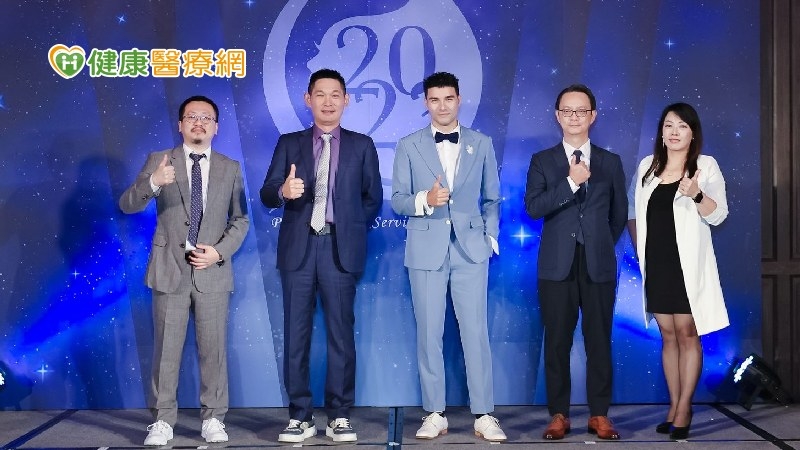 打破框架的美 鳳小岳現身:每個人都該寵愛自己