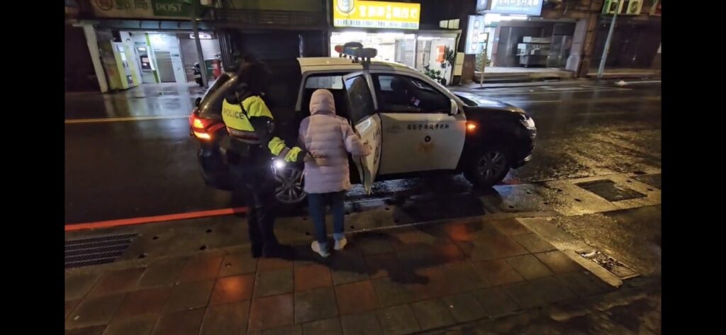 先將許婦帶回派出所提供熱茶暖身,並查證身分通知家屬到派出所接回