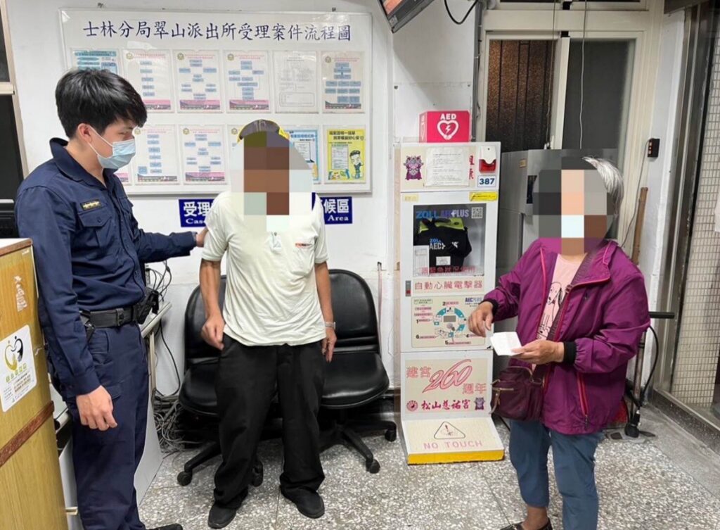 聯繫家屬前來派出所帶回照護。家屬對於員警即時給予協助與照護，表達萬分感激