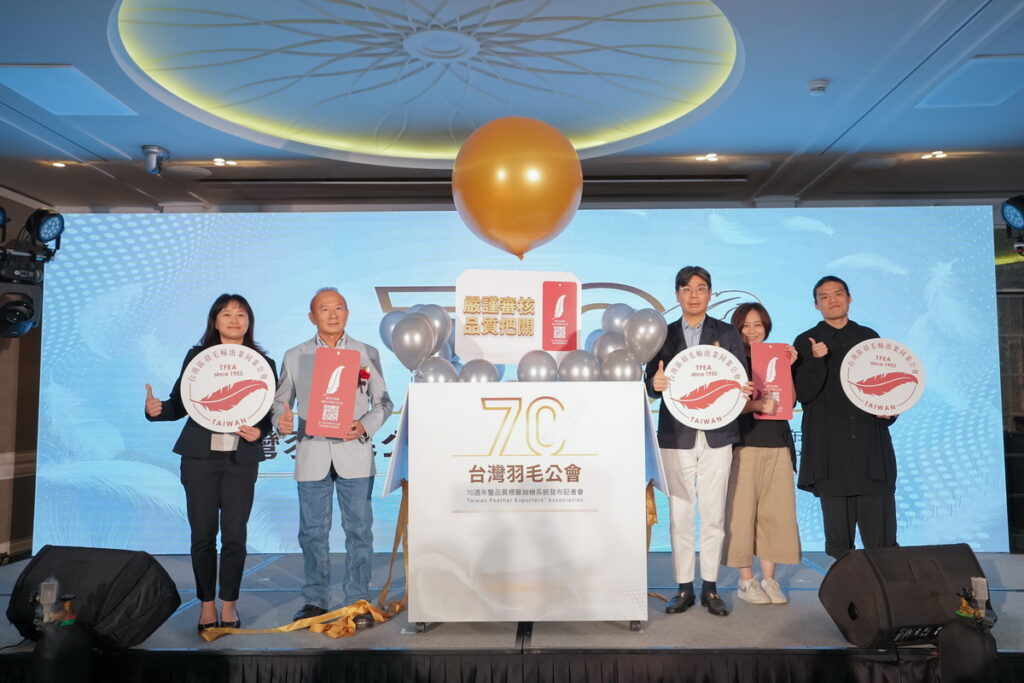 左1_合隆毛廠-合隆羽藏代表、左2_台灣羽毛公會-陳焜耀 榮譽理事長、左3_台灣羽毛公會-詹賀博 理事長、左4_光隆實業-BBL Premium代表、左5_帥宇實業-fomico與EASY LIFE代表
