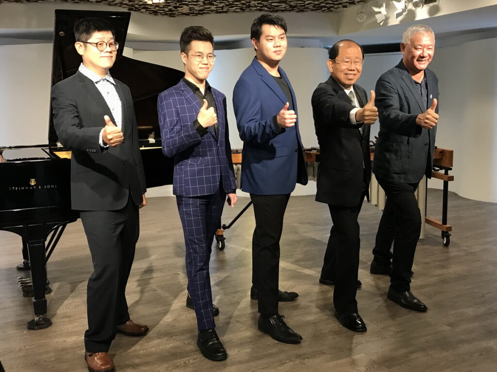 中華民國自閉症基金會表示,為響應2023年國際身心障礙者日,並支持星兒穩定就業,特別舉辦這場「非常音樂家民歌音樂會」,希望透過三位非常音樂家:王榮堅(左二)、莊天岳(左一)、丁唯諺(左三),獨特而感動人心的音符,與施孝榮、周子寒「共享音符、共創幸福」,帶給觀眾一場別具意義的民歌饗宴。