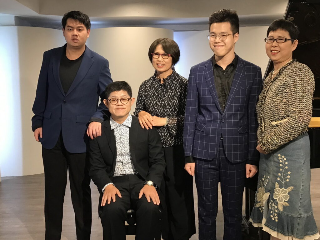 .看到「非常音樂家樂團」逐漸打響名號、發揮影響力,王榮堅的母親、團長董雯萍(右一)有感而發的說:「因為我自己生病了,我不確定還能陪伴孩子多久。因此,我全力以赴努力為孩子搭建表演舞台,