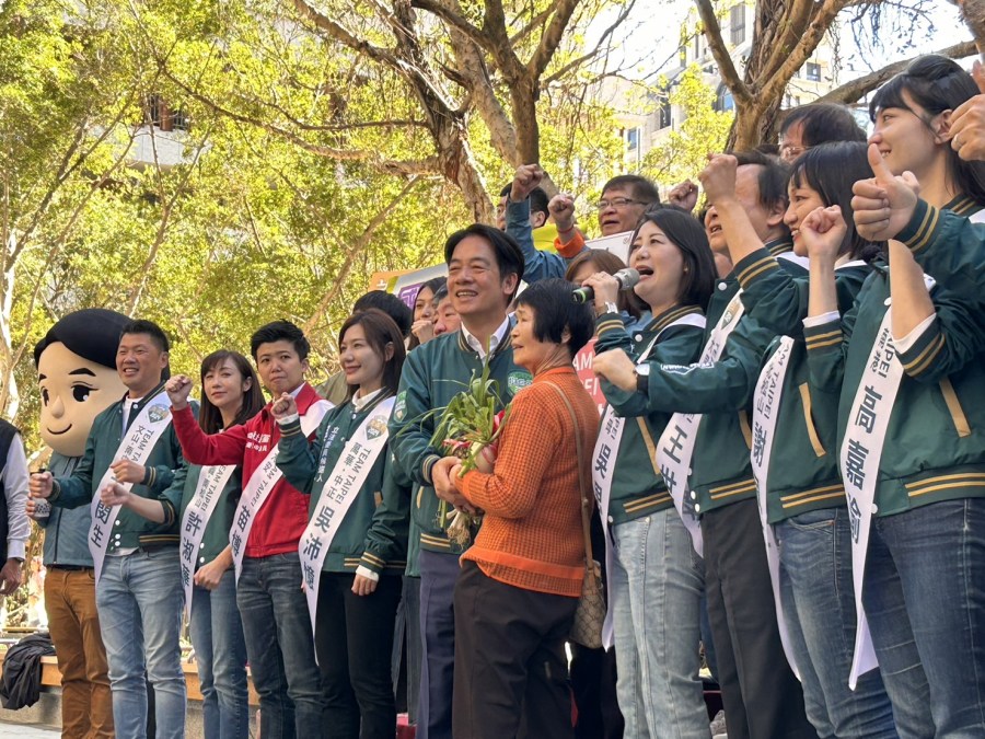 賴清德替八位小雞登記站台 讚許淑華弱勢家庭出生表現傑出 219