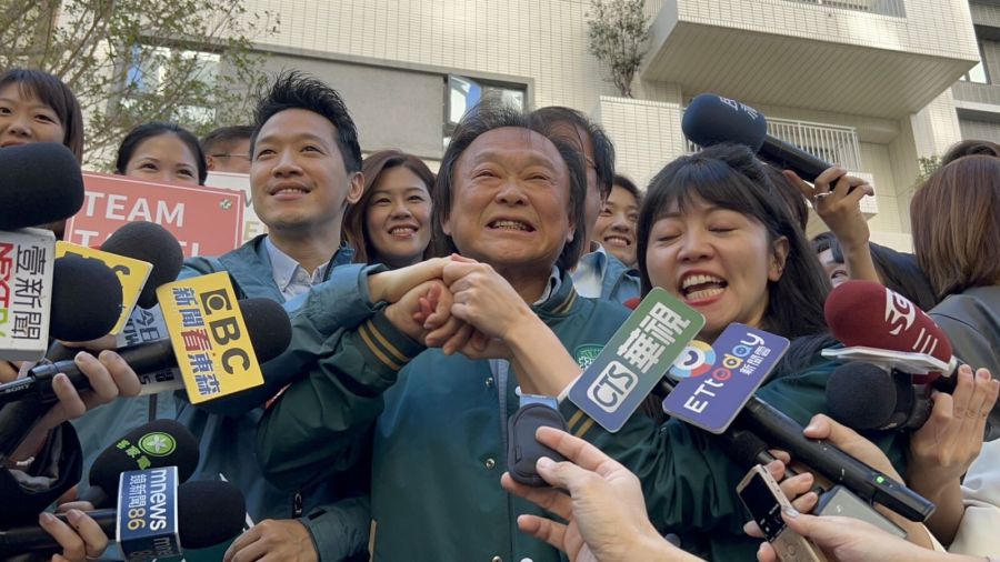 何志偉尷尬被逼和王世堅「愛的抱抱」高嘉瑜神救援喊:堅偉瑜凍蒜 212 何志偉尷尬被逼和王世堅「愛的抱抱」高嘉瑜神救援喊:堅偉瑜凍蒜 211