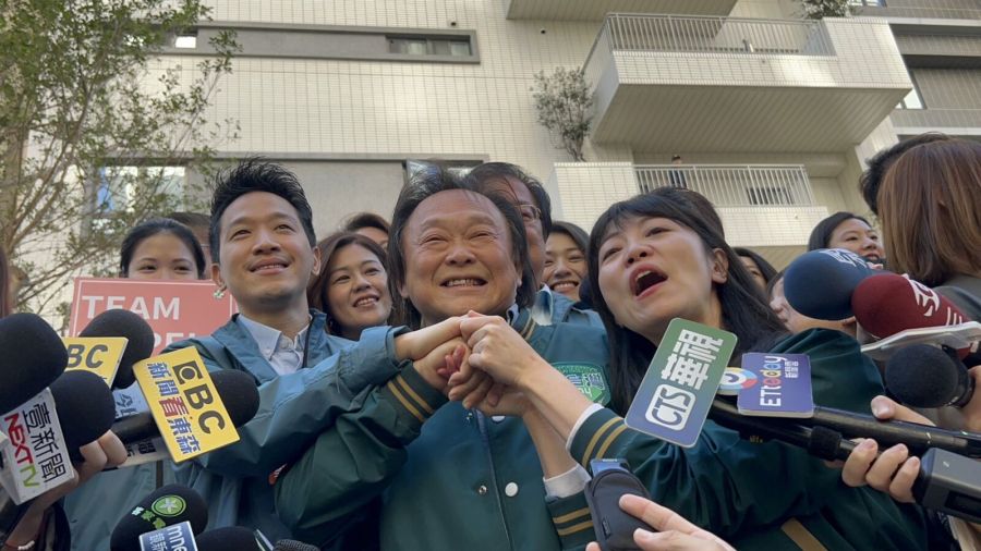 何志偉尷尬被逼和王世堅「愛的抱抱」高嘉瑜神救援喊:堅偉瑜凍蒜 214 何志偉尷尬被逼和王世堅「愛的抱抱」高嘉瑜神救援喊:堅偉瑜凍蒜 213