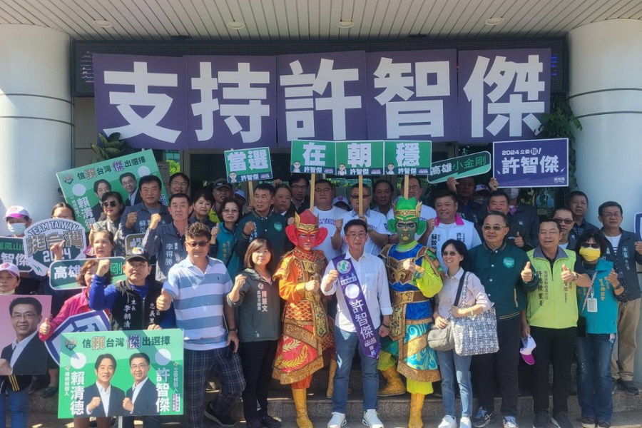 順風耳、千里眼兩大仙陪同 許智傑完成立委參選登記 202 順風耳、千里眼兩大仙陪同 許智傑完成立委參選登記 201