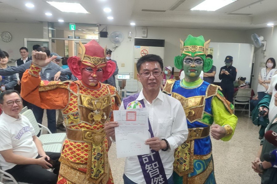 順風耳、千里眼兩大仙陪同 許智傑完成立委參選登記 204 順風耳、千里眼兩大仙陪同 許智傑完成立委參選登記 203