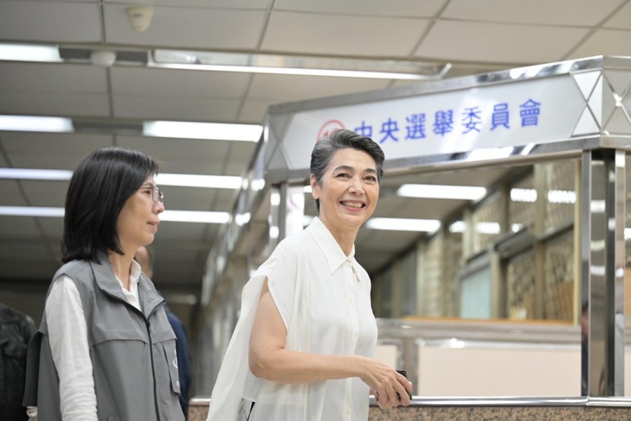 代替郭台銘赴中選會領表 賴佩霞：期許一切朝著明朗的方向前進 209