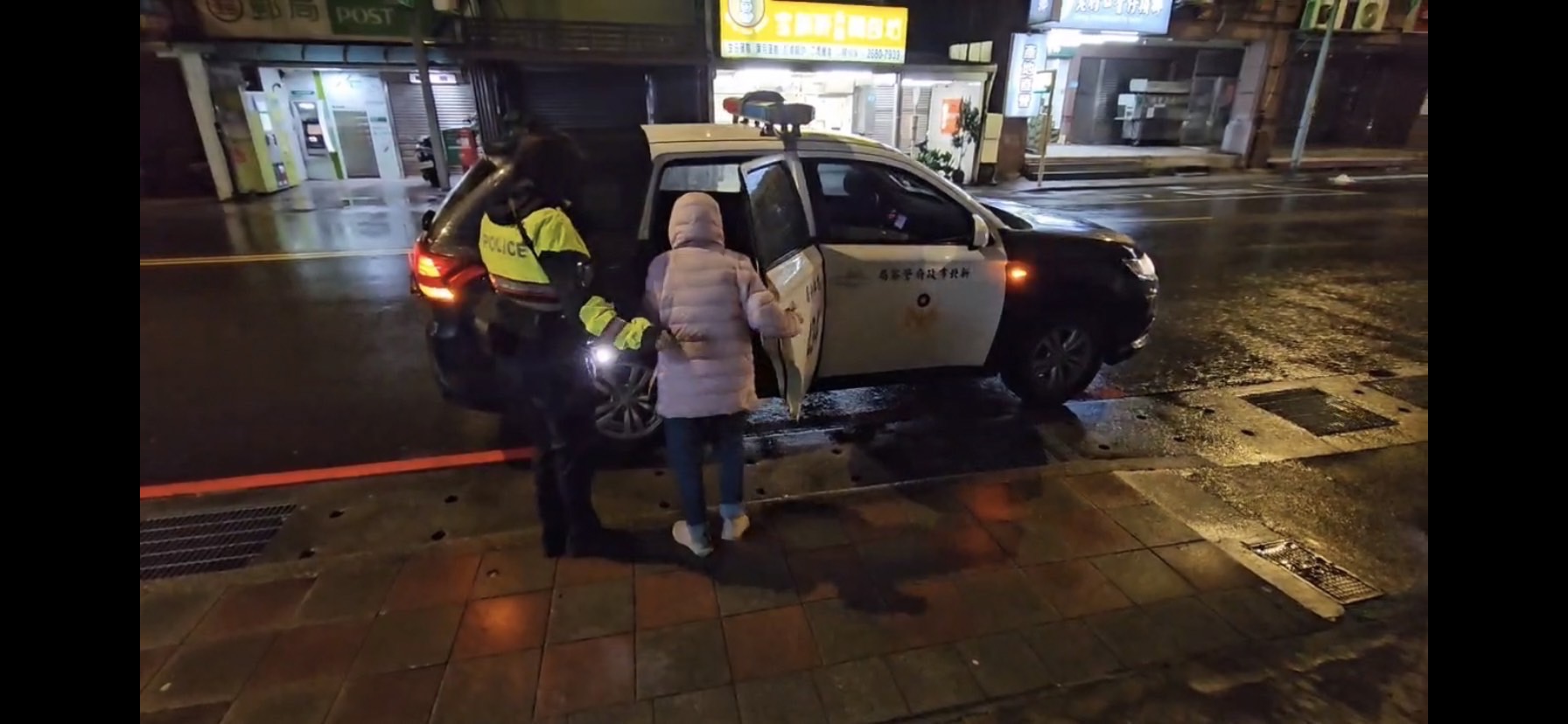許姓婦人的家屬趕至派出所看到母親安然無恙後，頻頻向員警表達感謝之意。（記者 張艷君翻攝）