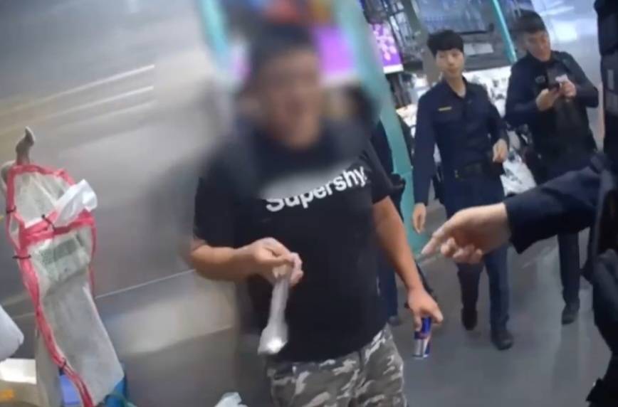 趙男將凶器拿給到場警員。（記者林金聖翻攝）