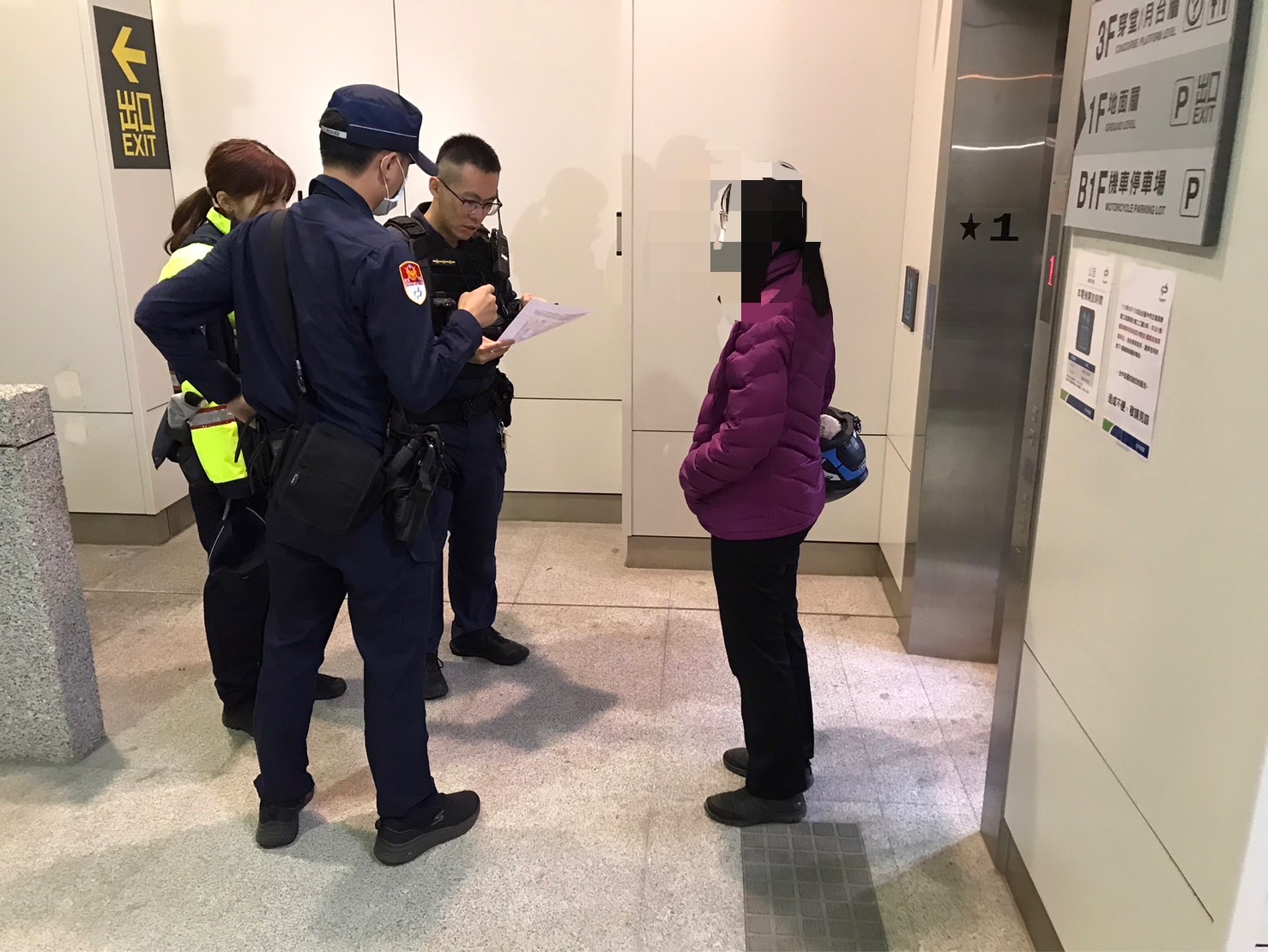 台中捷運警察第一分隊員警透過細心的心理安撫，讓神情驚慌女子逐漸釋放內心的緊張。(圖/記者江雁武翻攝)