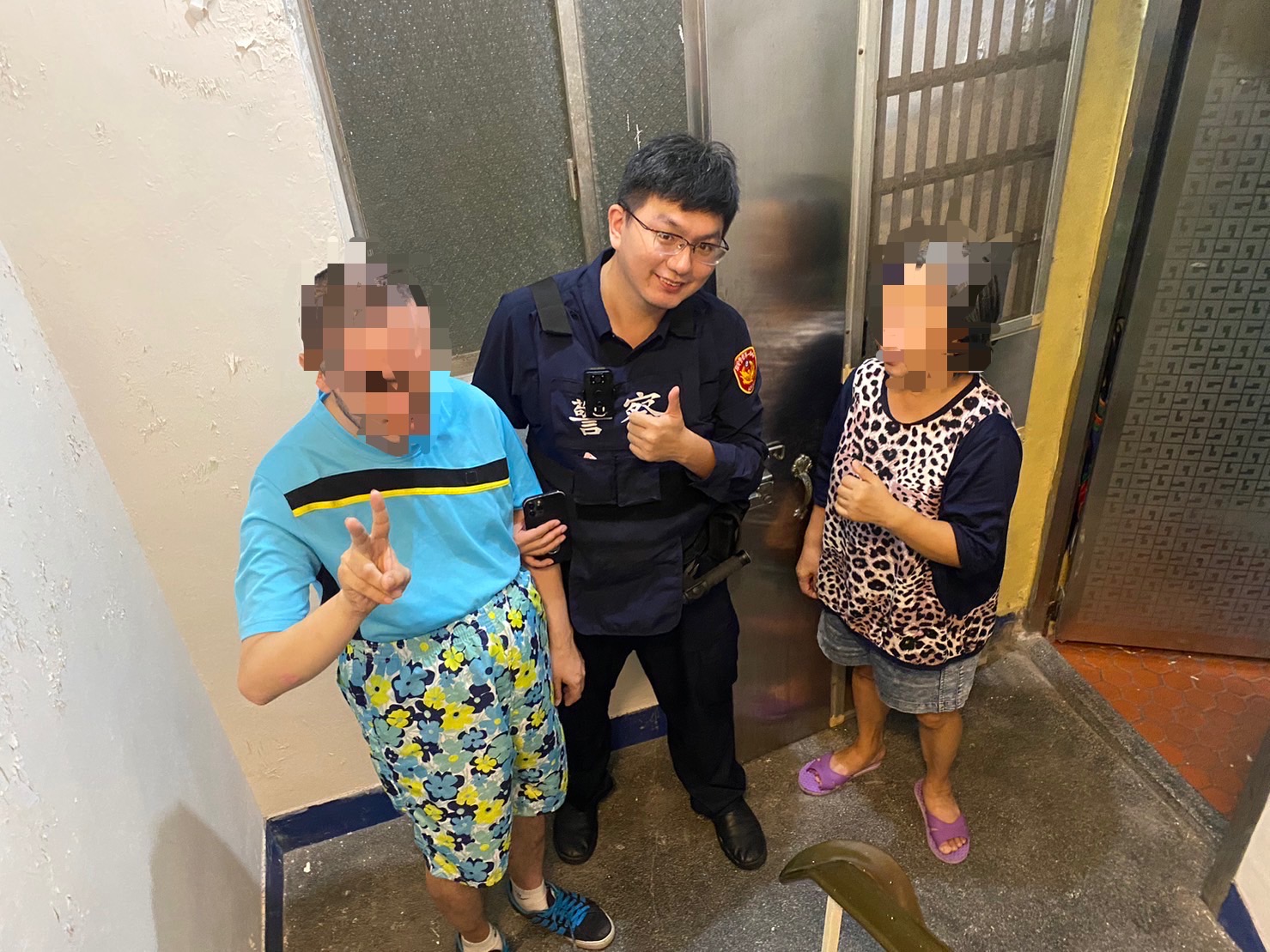 員警主動護送男子返回住處，其母向警方表示感謝。（記者 張艷君翻攝）