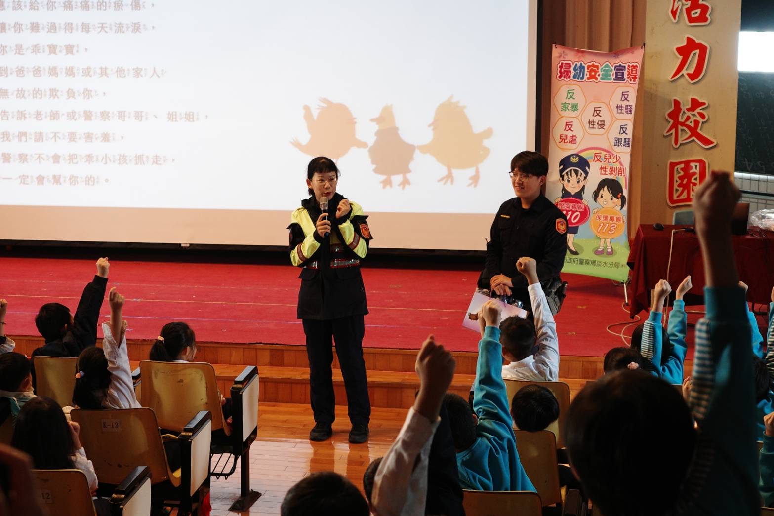 防治組警員黃姿瑾化身說故事的大姊姊。（記者徐煜勝翻攝）